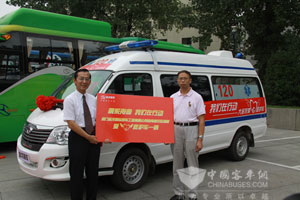 情系舟曲　大金龙捐赠爱心救护车