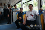 与会嘉宾试乘中通新能源公交车
