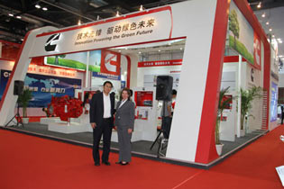 康明斯发动机高管在展台合影