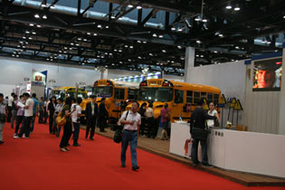 纳威司达校车展台