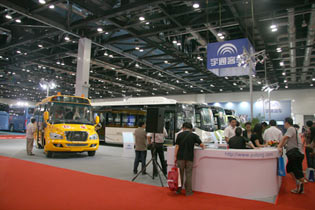 2012道路运输展宇通客车展台