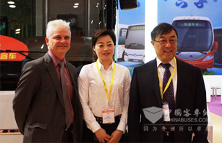 恒通副总雷燕与客户合影