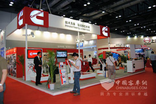 康明斯发动机高管在展台合影