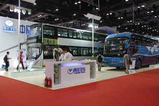 2012道路运输展青年客车展台