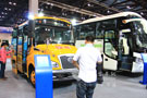 宇通客车展台人头攒动