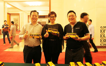 海格现身电影 《校车》隆重首映