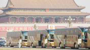 金旅客车停在天安门城楼前