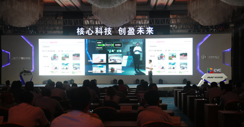 欧辉客车事业部副总经理秦志东进行技术讲解