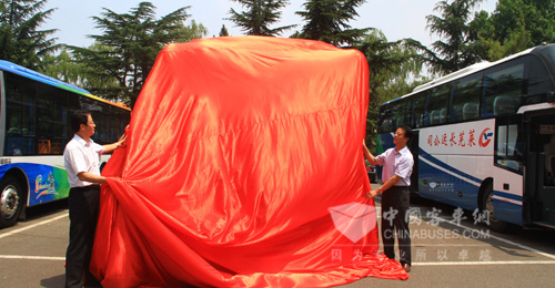 领导为中通第一万辆燃气客车揭幕