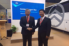 金龙集团董事长（右）与中国驻比利时大使合影