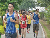 厦门站内选手奋力奔跑