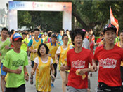 福州站选手卖力奔跑中