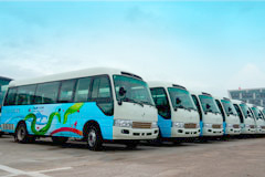 福州站选手展示金旅车模