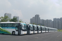 欧辉客车一字排开 整装待发