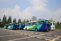 欧辉客车一字排开 整装待发