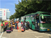 运动员搭乘金龙客车