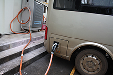 充电中的宇通纯电动E7