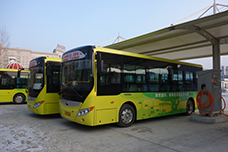 停靠在充电站的宇通新能源公交车