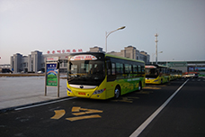 珲春高铁站候客的宇通纯电动公交车