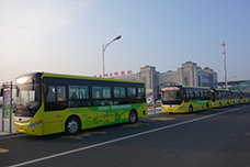 珲春高铁站候客的宇通纯电动公交车