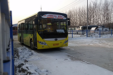 吉林街道上运营的宇通纯电动公交车