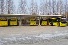 在充电站停靠的宇通纯电动公交车