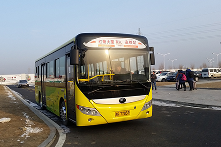 在吉林街道上运营的宇通新能源公交车