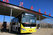 在充电中停靠的宇通新能源公交车