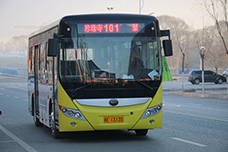 宇通新能源公交车在贵德街头行驶