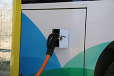 充电中的宇通纯电动公交车