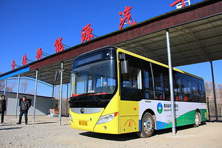 在充电站停靠的宇通新能源公交车