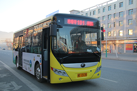 宇通新能源公交车在贵德街头行驶