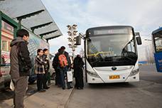 乌鲁木齐市民排队上车