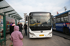 在站台停靠的宇通纯电动公交车