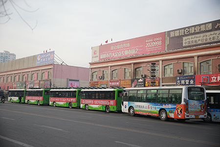 和田街头的宇通新能源公交车队
