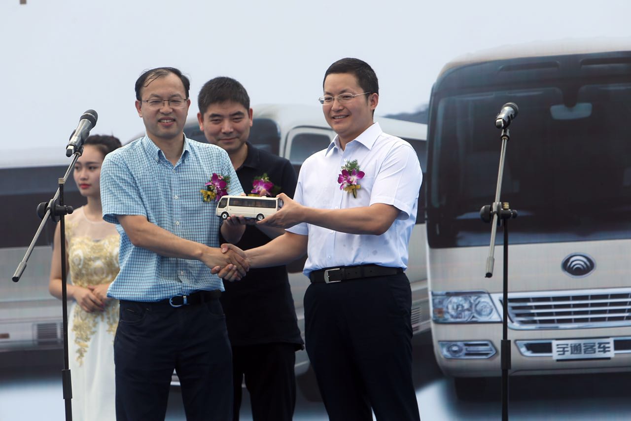 宇通领导（右一）向客户赠予T7车模