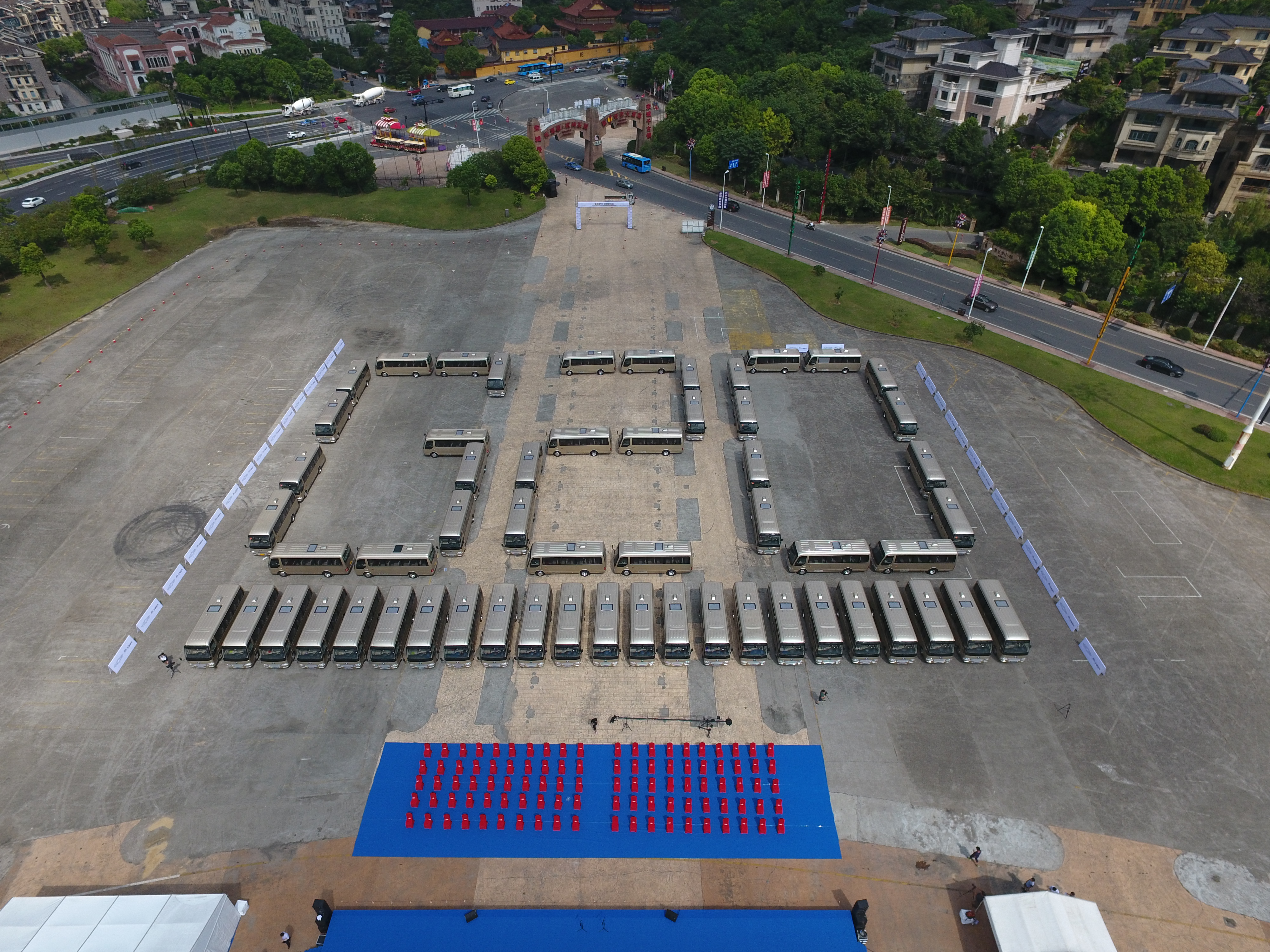 由T7车阵摆成的“G20”字样