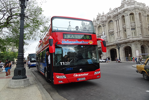 哈瓦那街头的宇通双层巴士