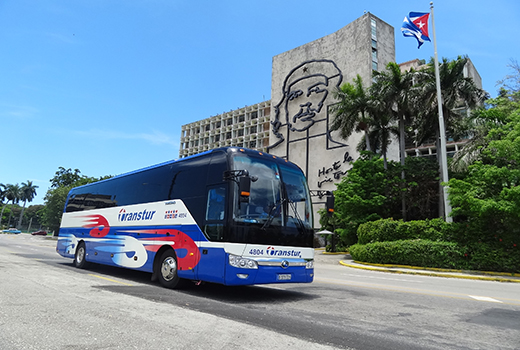 宇通客车驶过古巴革命广场