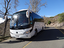 宇通客车行驶在山间