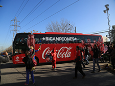 智利男足乘坐的宇通定制巴士