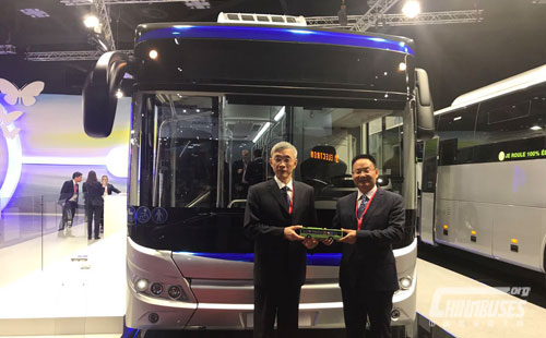 中国驻比利时大使莅临宇通客车展台