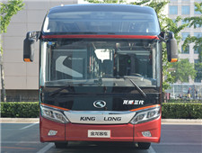 宇通客车行驶在山间