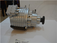 古巴街头停靠的复古老爷车