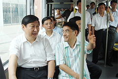 国家主席习近平试乘申龙氢燃料客车