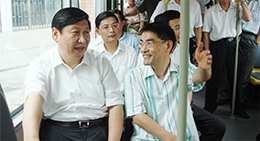 国家主席习近平试乘申龙氢燃料客车