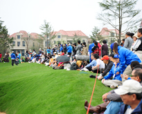 在观看比赛的观众