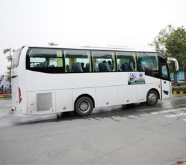 申龙客车行驶在去美兰湖的途中