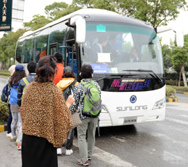 申龙客车正在接送观众