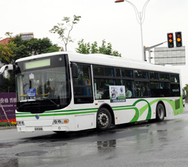 行驶在途中的申龙客车